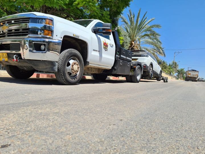 משאית גרר גוררת רכב פרטי ברחוב